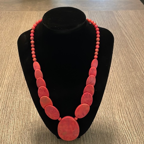 Red stone necklace. - Picture 1 of 8